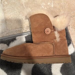 Tan UGGS.  Size 4, adult size 6. Great condition.